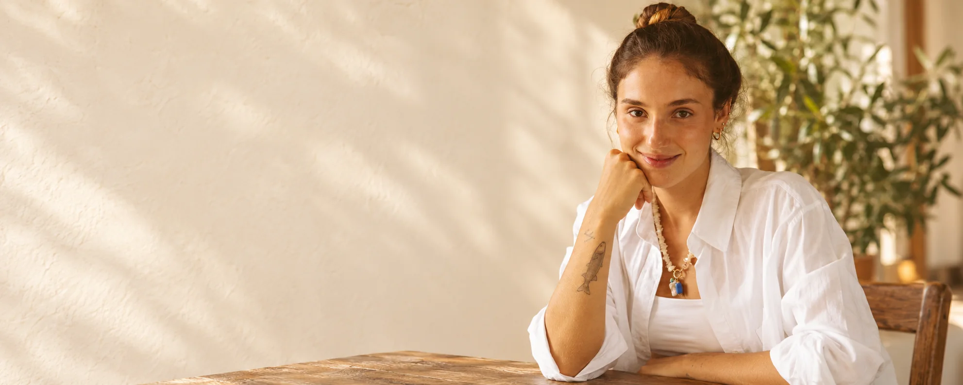 Retrato editorial de Beatriz Debiasi em um ambiente de tons naturais
